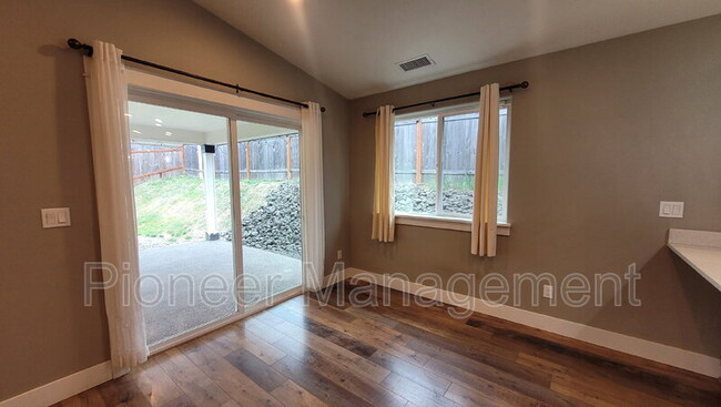Building Photo - 601 SE Rose Ridge Dr