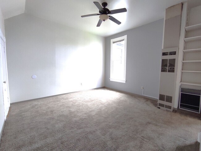 Building Photo - Charming Studio in Prime Goose Hollow Location