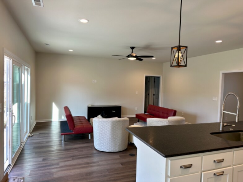 Building Photo - 1100 Kinsey Dr SE