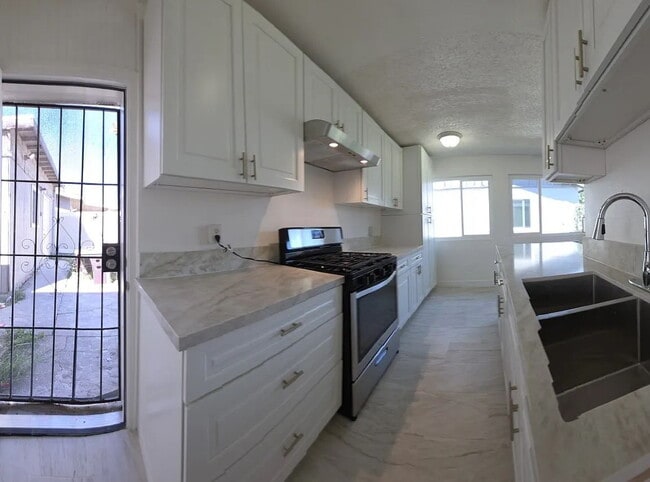 Building Photo - "Cozy 1-Bedroom Gem in San Bernardino – Perfect for Your Next Chapter!"