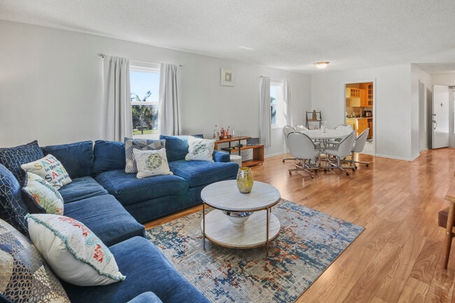 Building Photo - 2936 Lake Shore Dr