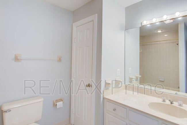 Building Photo - 1229 Llewellyn Ave