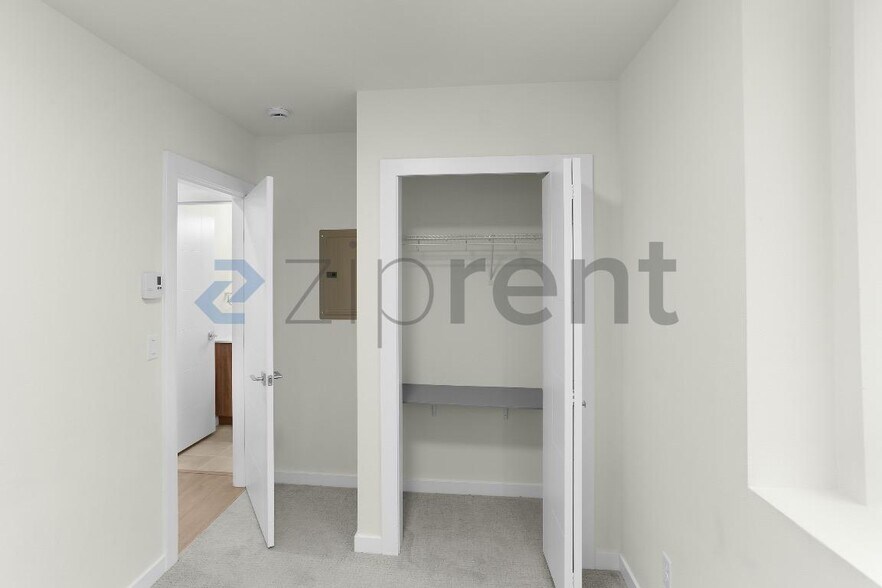 Building Photo - Unit B