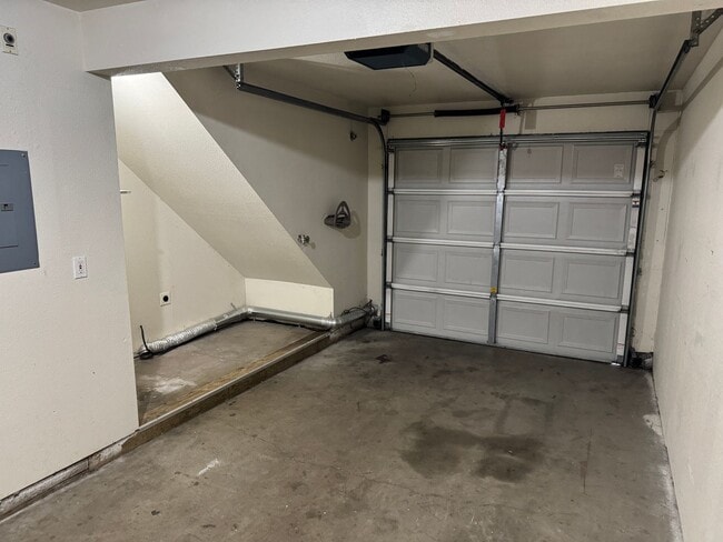 Building Photo - Freshly updated 3 bedroom 2 bathroom duple...