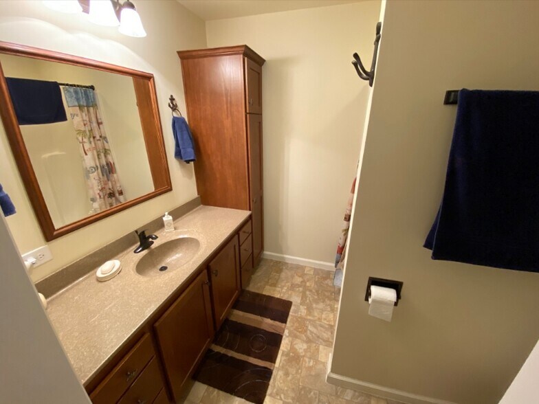 Building Photo - 2094 Fieldcrest Dr