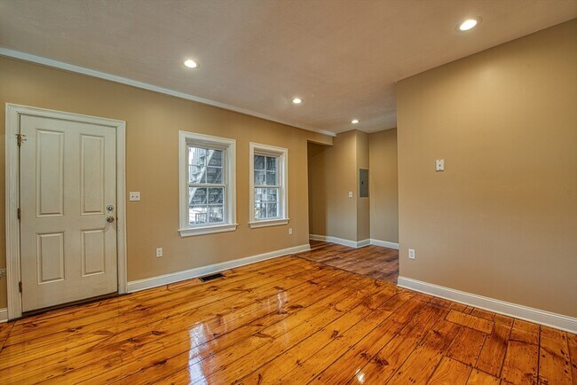 Building Photo - 970 N Main St