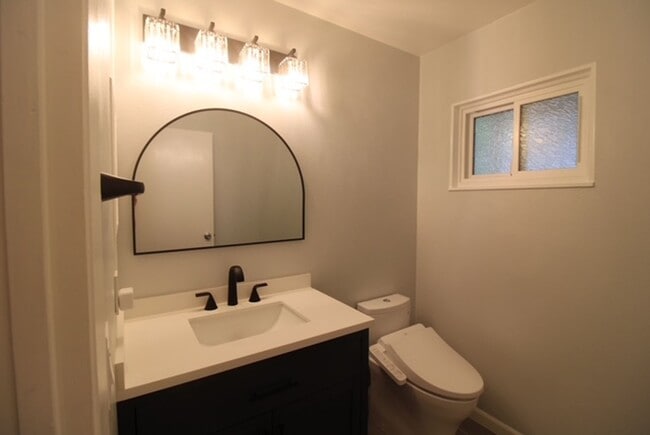 Building Photo - Beautiful 3 Bedroom 2.5 Bath house in Gate...