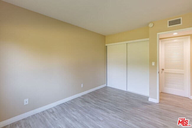 Building Photo - 6032 Sandbrook Dr