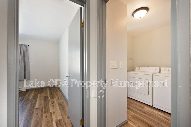 Building Photo - 1421 E Randle Ave