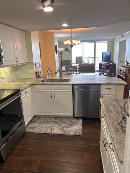 Building Photo - 5051 N Hwy A1A