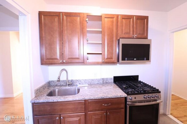 Building Photo - 2 bedroom in REGO PARK NY 11374