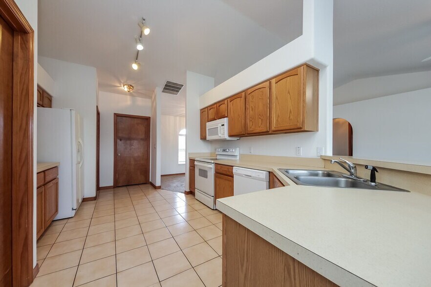 Building Photo - 2391 Sweetwater Blvd