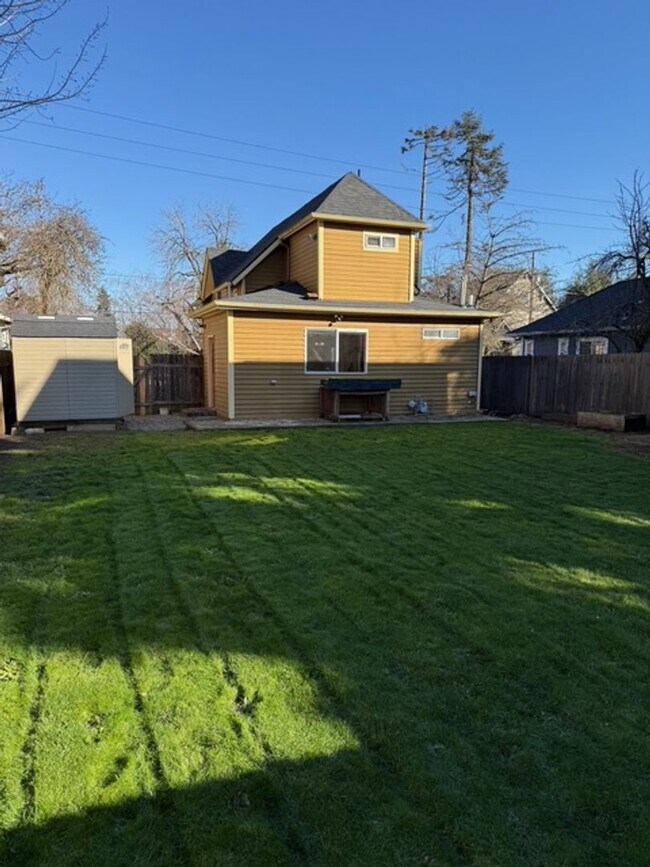 Building Photo - 600B00