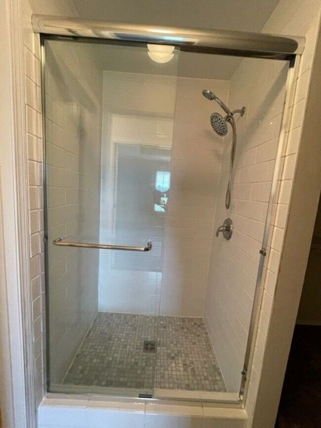 Building Photo - 4 Bedroom Walk out Basement Duplex in Ozark!