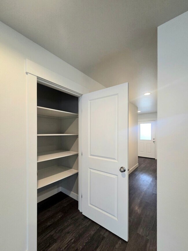 Building Photo - Newer Rambler in Mary Hill Estates!