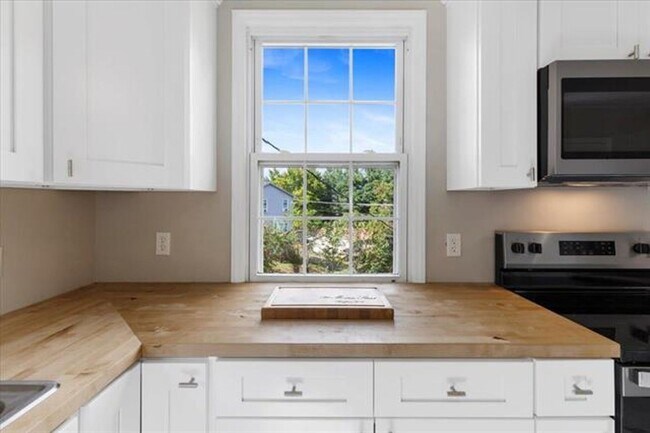 Building Photo - Radford, 3 BR / 2 BA, Available NOW