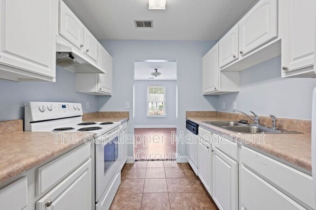 Building Photo - 1320 Pinnacle Ln