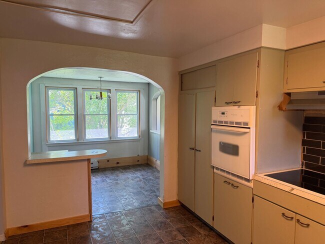 Building Photo - 3 Bed 1 Bath Home with Garage