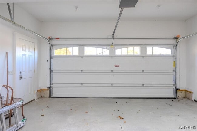 Building Photo - 105 Pine St