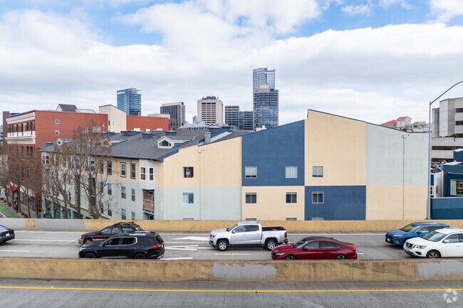 Alt. Exterior - 135 Valencia St