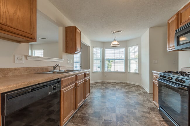 Building Photo - Spacious 4 bedroom 2.5 bath