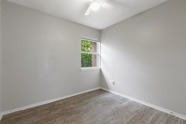 Building Photo - 6405 Chimney Creek Cir