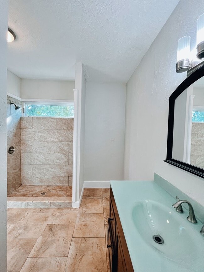 Building Photo - 3/2 Historic Home Available NOW!