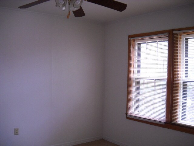 Building Photo - 1102 Blair - Unit A (Upstairs)