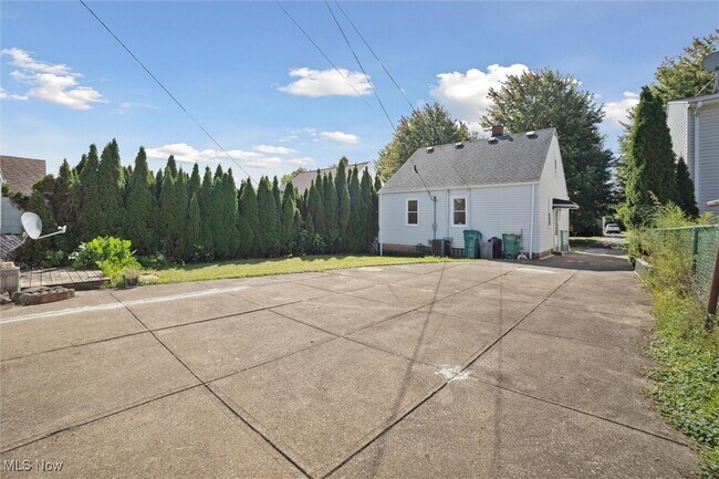 Building Photo - 15705 Fernway Dr