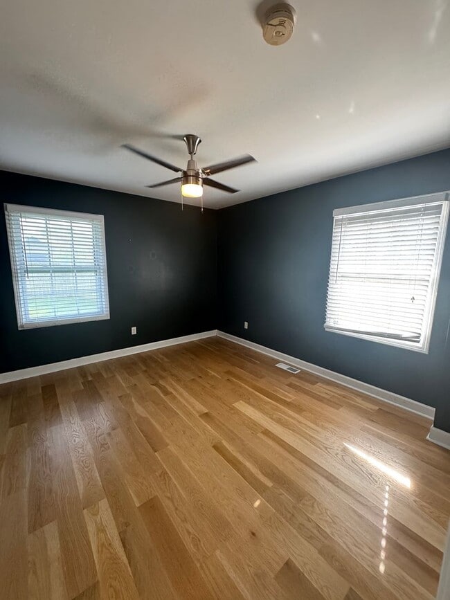 Building Photo - 3 bed, 2.5 bath home with spacious layout and oversized den/bonus room. Features include a fully ...