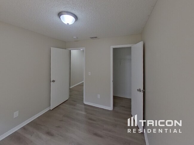 Building Photo - 5490 Friarsway Dr