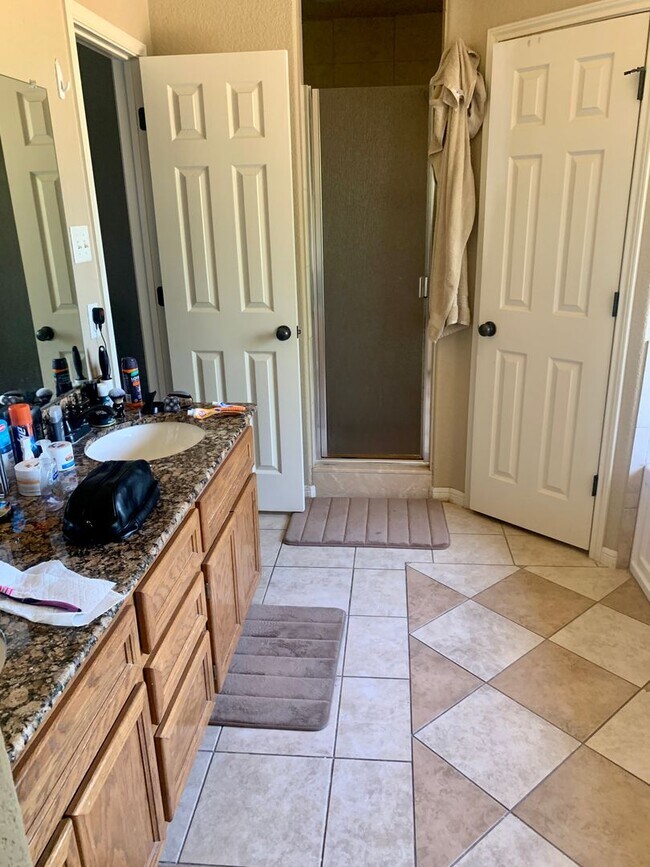 Building Photo - Fantastic Four Bedroom