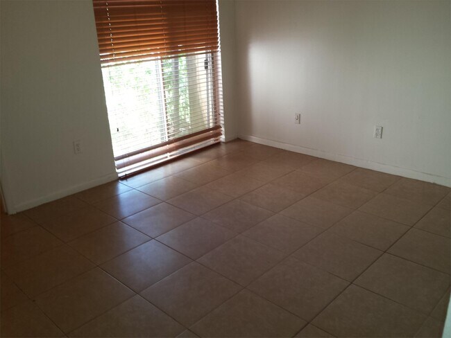 Building Photo - 9521 W Fern Ln