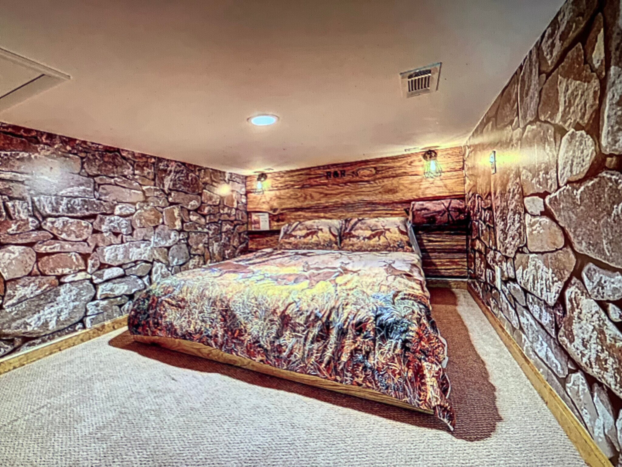 Six Room queen bed - 7022 Aska Rd
