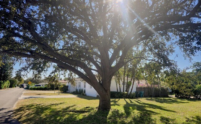 Building Photo - 11220 NE 11th Pl