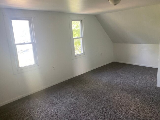Building Photo - Spacious 2-Bedroom Home for Lease in Akron