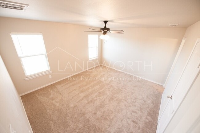 Building Photo - 3/2/2 Beautiful Townhome