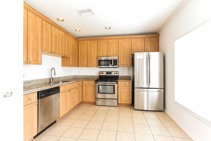 Building Photo - 24922 Oakhaven Ct