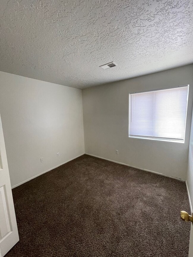 Building Photo - 956 Harrison Dr NE
