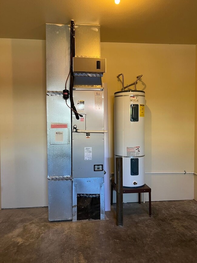 Building Photo - 417 SW Pemberly Loop