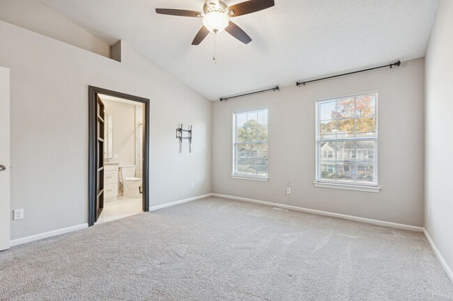 Building Photo - Hampton Townhouse-Move in Quick