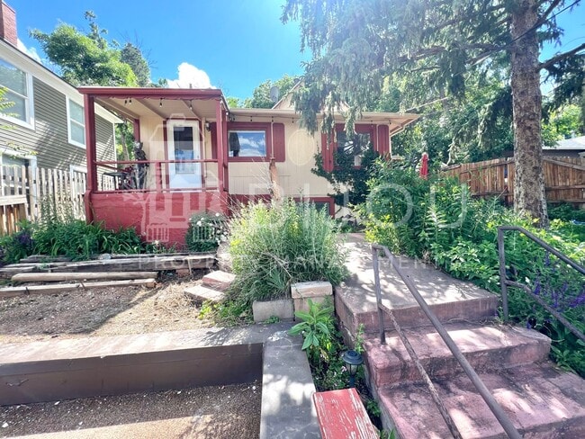 Building Photo - Charming Manitou Home