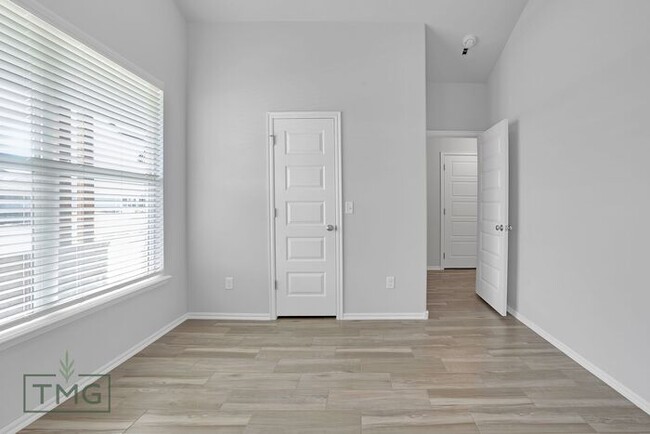 Building Photo - New Listing! Enclave at Parker Village!
