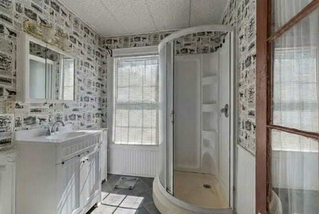 Building Photo - 30-32 Sherman St - Lakefront Living, Right in the Heart of Burlington