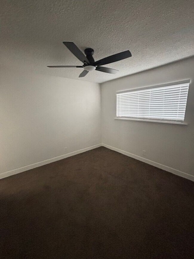 Building Photo - Clean 3 Bedroom / 1.5 Bathoroom House in T...