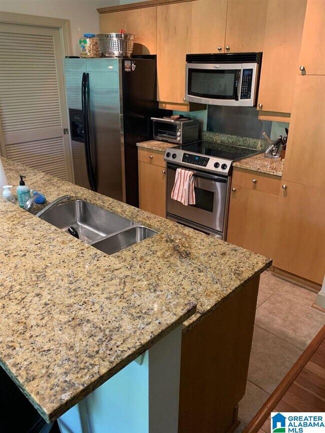 Building Photo - 1040 Broadway St