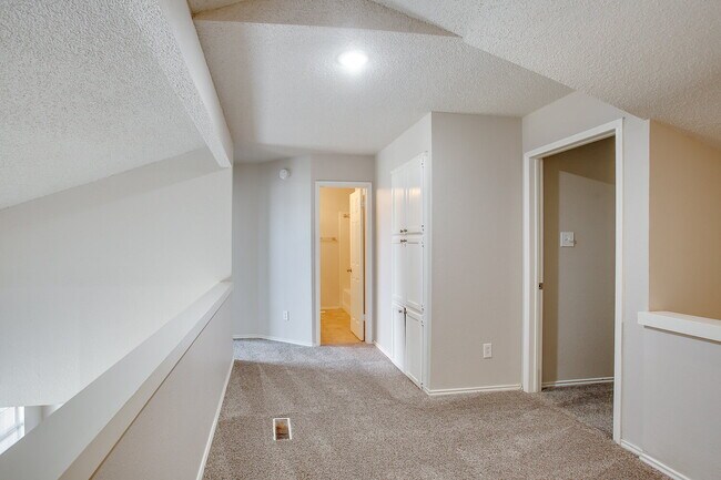Building Photo - Spacious 2/2.5/2!