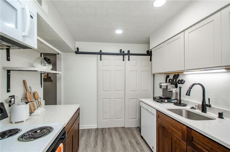 Building Photo - 5157 Roswell Rd