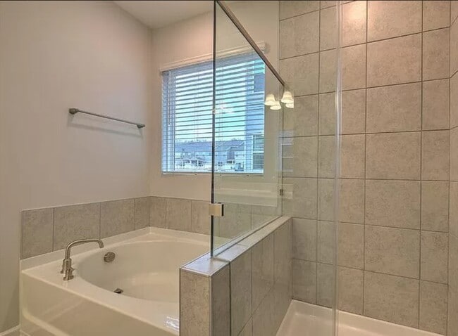 Building Photo - 515 Daisy Hill Ln