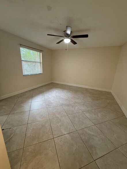 Building Photo - 1303 Lakeview Dr E